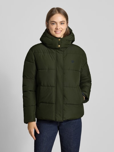 Vrouwenmodel draagt Regular Fit Jacke in Stiksels van Superdry in donkergroen, met Capuchon en opstaande kraag, Afdekstrip, Ganzkörperansicht van voren. Ruglengte bij maat S: 64 cm, schouderbreedte: 49 cm, borstwijdte: 59 cm, mouwlengte: 62 cm.