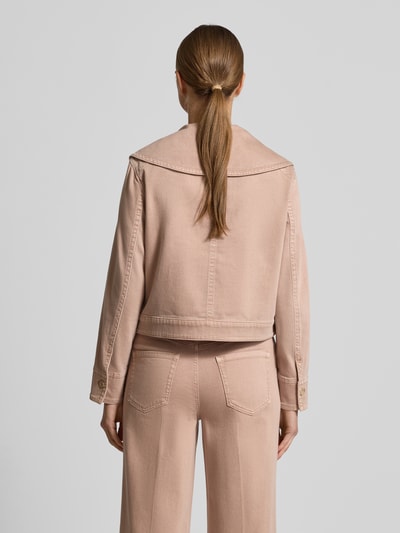 Frauenmodel trägt Regular Fit Jeansjacke mit Umlegekragen von Marc Cain in hellem Beige, elastischer Baumwoll-Mix, Rückansicht Ganzkörperansicht.