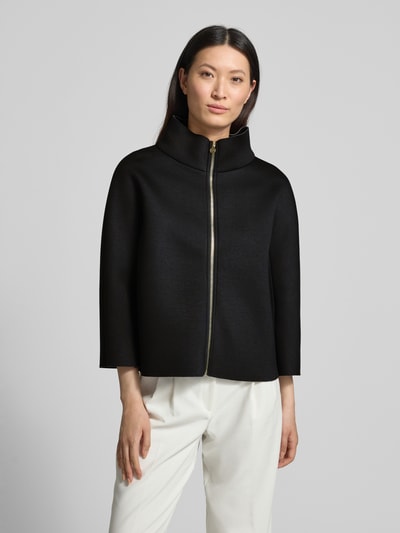 Frauenmodel trägt Blazer aus Viskose-Mix mit Stehkragen von Rinascimento in Schwarz, Reißverschluss vorne, gerader Schnitt, Ganzkörperansicht von vorne.