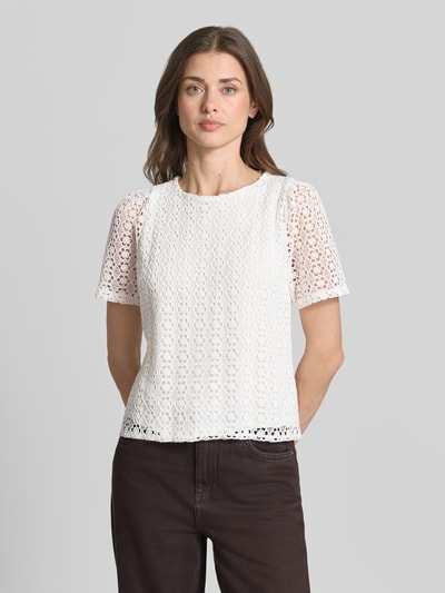 Modelka kobieca nosi Regular Fit T-Shirt in Strick-Optik od More & More, biały, kwiatowy wzór, półprzezroczysty, bawełniany miks, krótkie rękawy, okrągły dekolt, widok całej sylwetki z przodu.