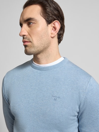 Männermodel trägt Regular Fit Strickpullover aus reiner Baumwolle Modell 'PIMA' von Barbour, Optik: Unifarben, Nahaufnahme Oberkörper.