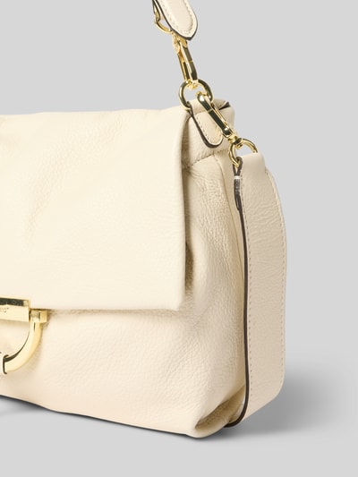 Produktfoto, cremefarbene Handtasche mit Logo-Detail Modell 'Temi' von Abro, Strukturmuster, goldfarbene Details, Nahaufnahme.