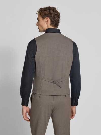 Männermodel trägt Slim Fit Weste mit Woll-Anteil Modell 'ULTIMATE' von s.Oliver BLACK LABEL in Hellbraun auf schwarzem Hemd, Ganzkörperansicht Rückansicht.