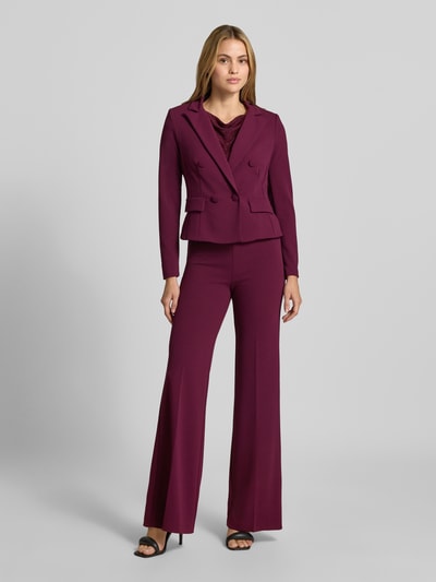 Vrouwenmodel draagt Slim Fit Blazer met Reverskraag van Rinascimento in bordeaux, elastische materiaalmix, dubbele knoopsluiting, klepzakken, ruglengte maat S: 53 cm, Ganzkörperansicht van voren.