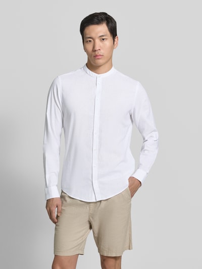 Mannelijk model draagt Slim Fit vrijetijdsoverhemd met opstaande kraag model 'Anton' van Casual Friday, mix van zijde en katoen, labelstitching, knoopsluiting, ruglengte maat M 68 cm, schouderbreedte maat M 48 cm, mouwlengte maat M 68 cm, effen wit met lichte textuur, lichtbeige korte broek, eenvoudige achtergrond, overhemden casual stijlen, casual, ganzekörperansicht van voren.