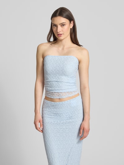 Frauenmodel trägt Spitzentop im Off-Shoulder-Look Modell 'MONROE' von JJXX, Material-Mix mit Stretch-Anteil, Körpernahe Passform, Spitze, Rückenlänge bei Größe S 37 cm, Ganzkörperansicht von vorne.