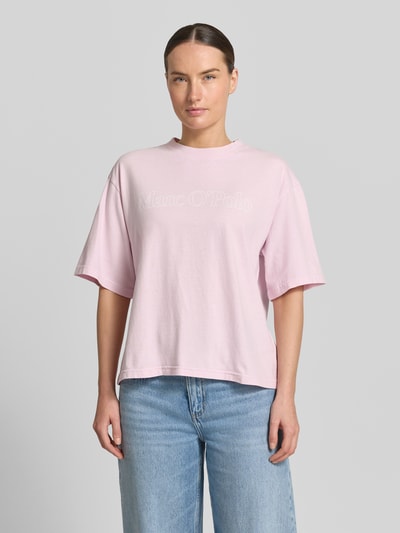 Frauenmodel trägt Boxy Fit T-Shirt aus reiner Baumwolle von Marc O'Polo in Optik: Unifarben mit Label-Schriftzug, Rundhals, Kurzarm, Material: Reine Baumwolle, Ganzkörperansicht von vorne.