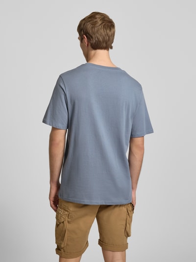 Männermodel trägt T-Shirt mit Label-Print und Rundhalsausschnitt von Jack & Jones aus reiner Baumwolle, Regular-Fit, Rückenlänge 70 cm, Ganzkörperansicht Rückansicht.