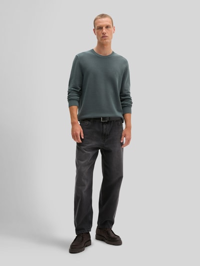 Mężczyznamodel nosi Regular Fit Pullover aus reiner Baumwolle von Marc O'Polo, matowa zieleń, prosta dzianina, Ganzkörperansicht von vorne.