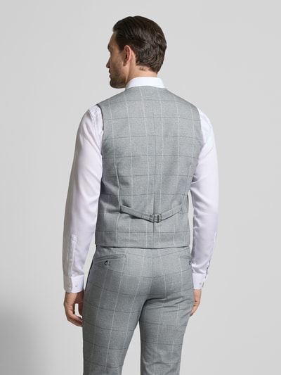 Męski model nosi kamizelkę z klapami i kieszeniami z wypustkami od ATELIER TORINO, mieszanka bawełny, krój regular fit, szara krata, długość tyłu w rozmiarze 50: 60 cm, szerokość ramion w rozmiarze 50: 40 cm, szerokość klatki piersiowej w rozmiarze 50: 50 cm. Ganzkörperansicht Rückansicht.