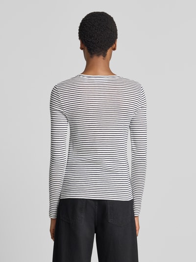 Vrouwenmodel draagt Slim Fit Longsleeve uit katoenmix van Rich & Royal, dames shirt met lange mouwen, glitterlook, ruglengte maat S 55 cm, zwart-witte strepen, rugaanzicht volledig lichaam