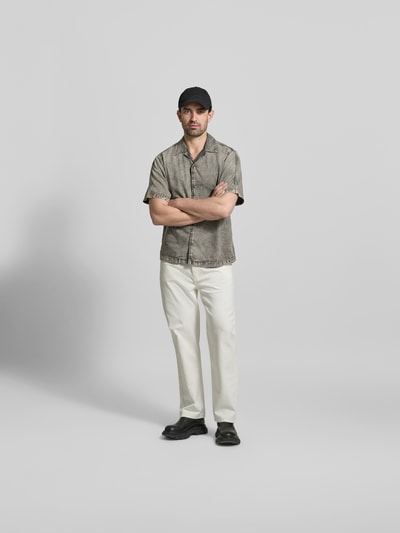 Männermodel trägt Regular Fit Jeanshemd mit Lyocell-Anteil von Diesel im Baumwoll-Mix mit Reverskragen, Ganzkörperansicht von vorne.