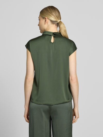 Frauenmodel trägt Blusentop aus Satin mit Knotendetail Modell 'Fleur Drapy' von Neo Noir in Olivgrün, Regular Fit, Rückenlänge 59 cm, Ganzkörperansicht Rückansicht.