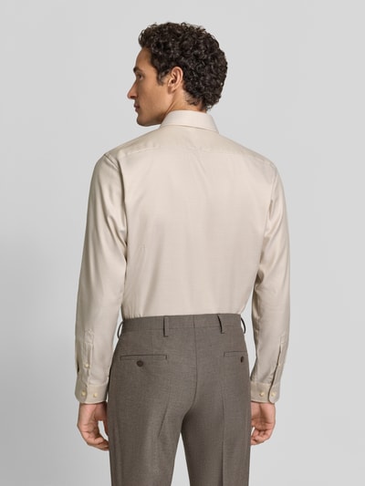 Männermodel trägt Regular Fit Businesss-Hemd mit Kentkragen von Christian Berg Men aus reiner Baumwolle in Beige, Ganzkörperansicht Rückansicht. Kontext: Rückenlänge 77 cm, Schulterbreite 47 cm, Ärmellänge 65 cm, Knopfleiste.