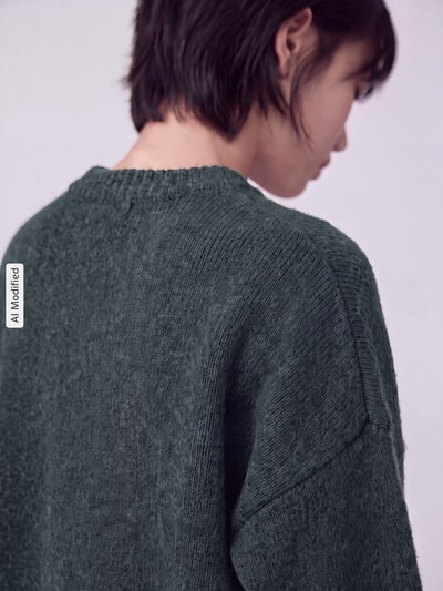 Männermodel trägt Oversized Pullover mit Woll-Anteil Modell 'BOOM' von VERO MODA, dunkelgrün, grobe Strickstruktur, Ganzkörperansicht Rückansicht, KI-modifiziertes Bild