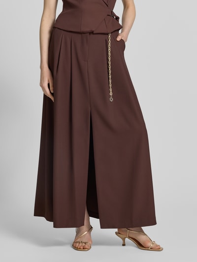 Frauenmodel trägt Midirock mit Drapierungen und Gürtel von Rinascimento, brauner Material-Mix mit Stretch-Anteil, A-Linie, Nahaufnahme Unterkörper.