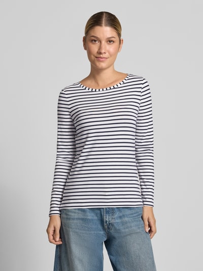 Kobiece model prezentuje Longsleeve im Allover-Look mit Rundhalsausschnitt od Oui, mieszanka bawełny i mikromodalu, krój regular fit, wzór na całej powierzchni, okrągły dekolt, długość tyłu w rozmiarze 36: 60 cm, widok całej sylwetki z przodu.