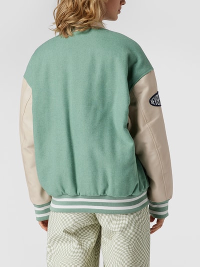REVIEW Collegejacke mit Label-Patch Hellgrün 5