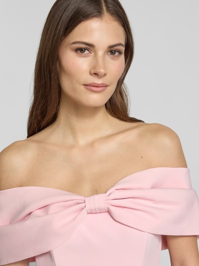 Kobiece modelka nosi Regular Fit sukienka mini z ozdobną kokardą model 'Scottie' od Forever New, elastyczna mieszanka materiałów, fason z odkrytymi ramionami, taliowany krój, rozkloszowany, długość tyłu w rozmiarze 36: 57 cm, szerokość w rozmiarze 36: 35 cm, zbliżenie na górną część ciała.