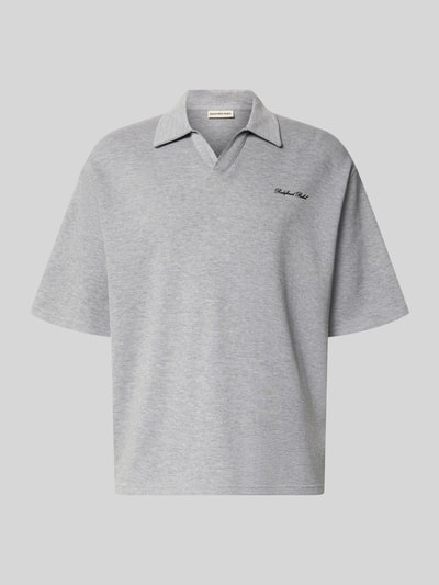 Produktfoto, Regular Fit Poloshirt mit Logo Modell 'Eddie' von Redefined Rebel, hellgrau, aus Baumwoll-Mix, V-Ausschnitt, Rückenlänge 73 cm in Größe M