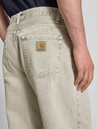 Männermodel trägt Jeans mit Eingrifftaschen Modell 'Landon' von Carhartt Work In Progress, Reine Baumwolle, Relaxed-Fit, Nahaufnahme Rückansicht.