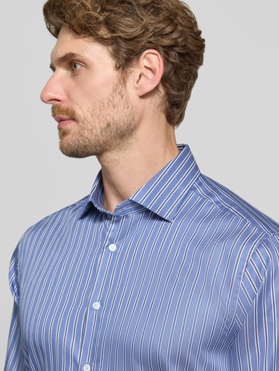 Männermodel trägt Regular Fit Businesshemd aus reiner katoen van Seidensticker in blauw met witte strepen, Nahaufnahme Oberkörper, Heren zakelijk overhemd van Seidensticker