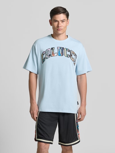 Männermodel trägt hellblaues T-Shirt mit 1/2-Arm von COLUCCI, reine Baumwolle, gerader Schnitt, Rundhalsausschnitt, Ganzkörperansicht von vorne.