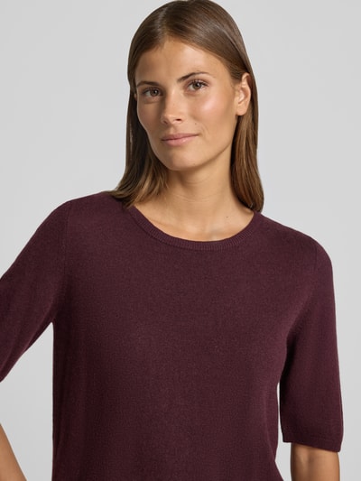 Frauenmodel trägt Regular Fit Pullover aus Schurwoll-Kaschmir-Mix Modell 'NINA' von Brax in Dunkelrot, glatte Textur, Nahaufnahme Oberkörper, Damen Pullover von Brax