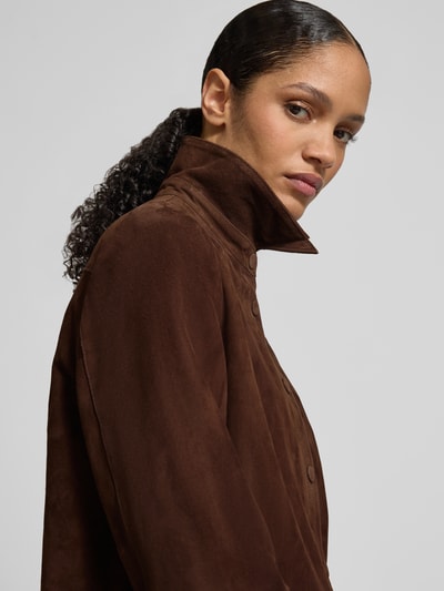 Frauenmodel trägt Lederjacke mit Knopfleiste von Jake*s Collection in Braun, Umlegekragen, Regular Fit, Nahaufnahme Oberkörper.