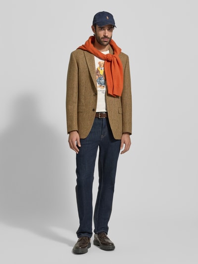 Mężczyzna nosi T-Shirt mit Label-Print von Polo Ralph Lauren z czystej bawełny, krój regular fit, okrągły ściągacz przy szyi, długość pleców w rozmiarze M: 68 cm, kolory beżowy i pomarańczowy, tkanina gładka, widok całej sylwetki z przodu
