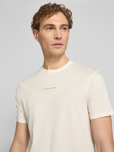 Männermodel trägt T-Shirt mit Label-Detail und Rundhalsausschnitt von ARMANI EXCHANGE aus reiner Baumwolle, Regular Fit, Nahaufnahme Oberkörper.
