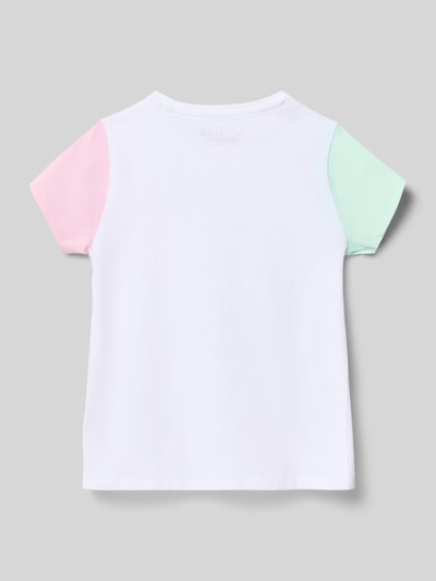 Produktfoto, Regular Fit T-Shirt mit Logo-Print von Guess, elastischer Baumwoll-Mix, Kinder T-Shirt, Zierbesatz, Rundhalsausschnitt, Brusttasche, Rückenlänge 41 cm in Größe 116, weiße Vorderseite mit rosa und mintfarbenen kurzen Ärmeln.
