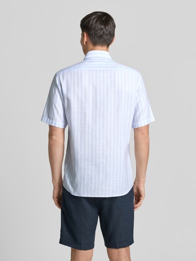Männermodel trägt Modern Fit Business-Hemd mit Kentkragen von ETERNA aus Baumwoll-Lyocell-Mix, 1/2-Arm, Rückenlänge 77 cm, Ganzkörperansicht Rückansicht.