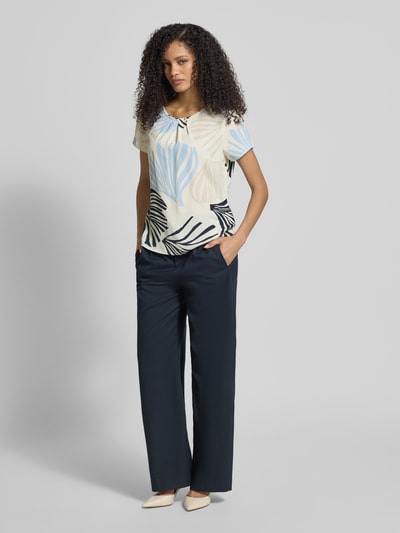 Frauenmodel trägt Loose Fit Blusenshirt mit Allover-Muster von s.Oliver BLACK LABEL in Chiffon, mit Rundhals-Ausschnitt, gelegten Falten und Kellerfalte, Optik:Allover-Muster, Ganzkörperansicht von vorne.