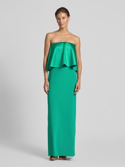 Frauenmodel trägt Slim Fit Maxikleid mit Satin-Besatz von Rinascimento in leuchtendem Grün, schulterfreies Design, Ganzkörperansicht von vorne.