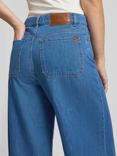 Frauenmodel trägt Wide Leg Loose Fit Jeans aus reiner Baumwolle Modell 'VEGA' von Weekend Max Mara in Hellblau mit Label Patch, Nahaufnahme Rückansicht.