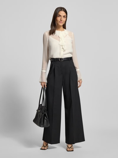 Kobiece model prezentuje Regular Fit Langarmbluse mit Top aus reiner Seide od Max Mara Studio, biała, półprzezroczysta, z falbanami, długi rękaw, elegancki styl, widok całej sylwetki z przodu.