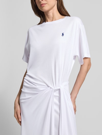 Frauenmodel trägt körpernahes Freizeitkleid aus Lyocell-Mix von Polo Ralph Lauren in Weiß, kurzarm, Rundhals, Logo-Stitching, Nahaufnahme Oberkörper.