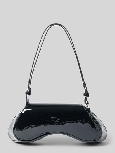 Produktfoto, Schultertasche mit Logo-Detail von Diesel in glänzendem Schwarz, Überschlag, verstellbarer Riemen, 22x15x8 cm.