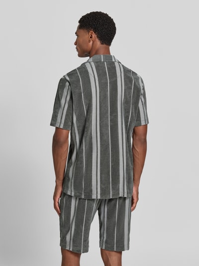 Männermodel trägt Regular Fit Freizeithemd in Frottee-Optik von Tom Tailor, grau mit hellen Streifen, Herren Freizeithemd, Ganzkörperansicht Rückansicht.