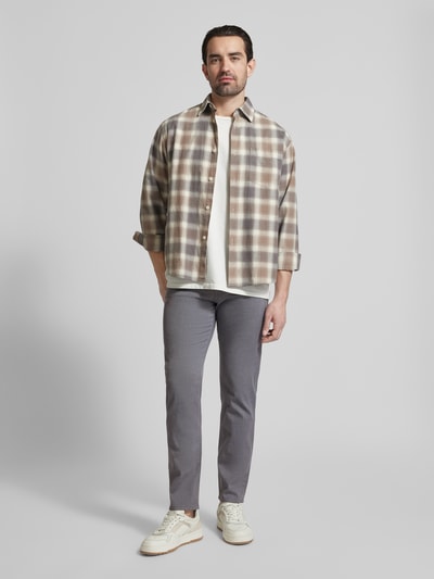 Męski model nosi Regular Fit Hose aus Baumwoll-Mix Modell 'H-RE.MAINE5' von BOSS, efekt: jednolity kolor, krój regular fit, śr. stan, naszywka z logo, szlufki na pasek, zapięcie na haftkę, guzik i zakryty zamek błyskawiczny, wpuszczane kieszenie, kieszenie z tyłu, wykończenie: tkana faktura, mieszanka bawełny; zdjęcie: widok całej sylwetki z przodu.