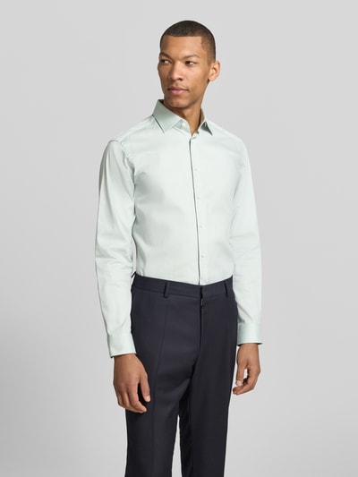 Männermodel trägt Regular Fit Business-Hemd mit Kentkragen von Christian Berg Men aus Reine Baumwolle mit Knopfleiste, Sportmanschetten, abgerundetem Saum, Herren, Ganzkörperansicht von vorne.