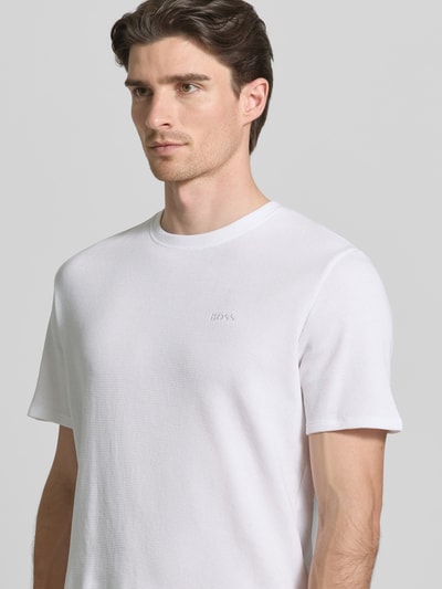 Männermodel trägt Regular Fit Pyjama-Oberteil aus Baumwoll-Mix Modell 'WAFFLE' von BOSS, Optik: Unifarben, Nahaufnahme Oberkörper.