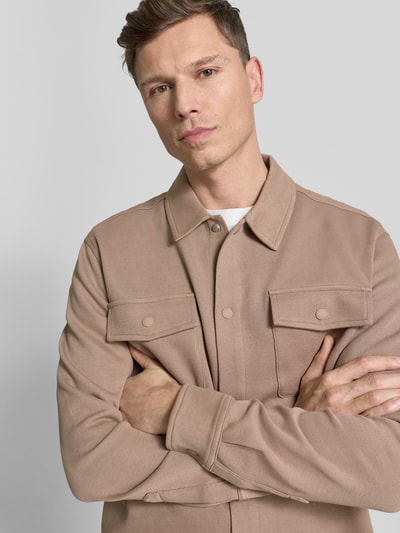 Männermodel trägt Relaxed Fit Hemdjacke aus reiner Baumwolle von Marc O'Polo Denim in Optik: Unifarben, Nahaufnahme Oberkörper.