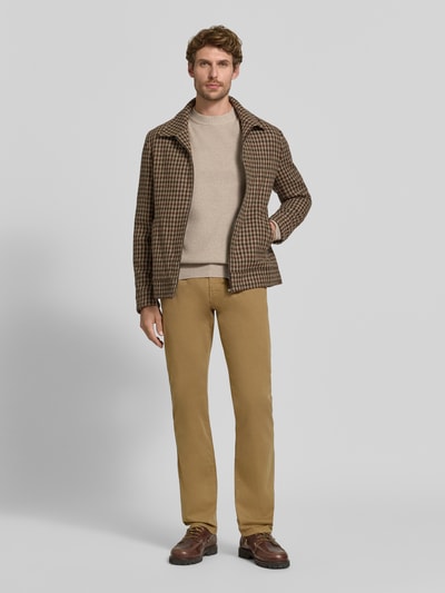 Męski model nosi Straight Fit Jeans aus elastischem Baumwoll-Mix Modell 'Lyon' von Pierre Cardin, mieszanka bawełny, straight fit, 5 kieszeni, szlufki na pasek, zapięcie na guzik i zamek błyskawiczny, szerokość w rozmiarze 32/34: 41 cm, długość wewnętrzna nogawki w rozmiarze 32/34: 86 cm, zdjęcie całej sylwetki z przodu.