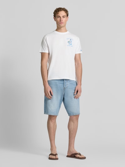 Männermodel trägt Herren T-Shirt mit Stitchings Modell 'PORTOFINO' von MC2 Saint Barth, Reine Baumwolle, Regular-Fit, Ganzkörperansicht von vorne.