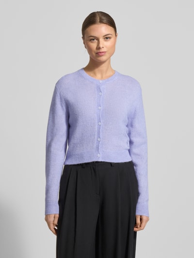 Frauenmodel trägt Regular Fit Strickjacke mit Woll-Anteil Modell 'SFEBRA' von HUGO, Melange-Optik in Hellviolett, gerippte Abschlüsse, Ganzkörperansicht von vorne.