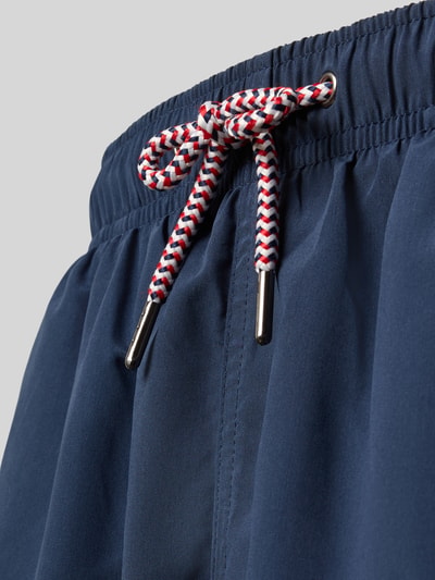 Produktfoto, Badehose mit Gesäßtasche und Logo-Stitching von MCNEAL in Dunkelblau, elastischer Bund mit Kordelzug, glatte Textur