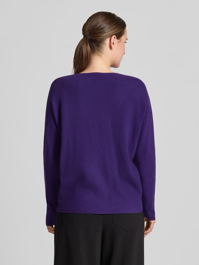 Vrouwenmodel draagt gebreide pullover uit Viscosemix Model 'FREYJA' van Oui, losse pasvorm, ruglengte maat 36: 60 cm, mouwlengte: 50 cm, Ganzkörperansicht Rückansicht
