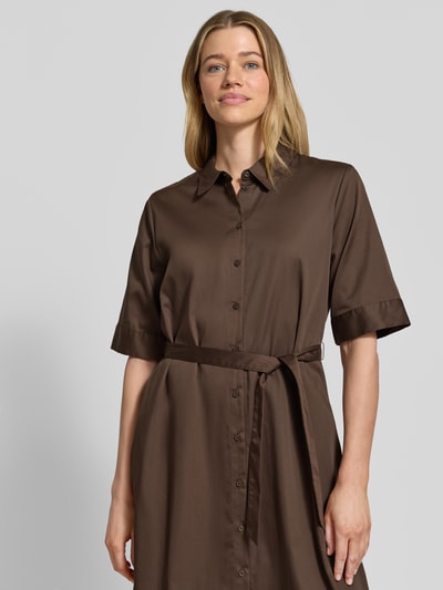 Frauenmodel trägt Hemdblusenkleid mit Bindegürtel von comma aus braunem Baumwoll-Mix mit Stretch, tailliert, Knopfleiste, Nahaufnahme Oberkörper.